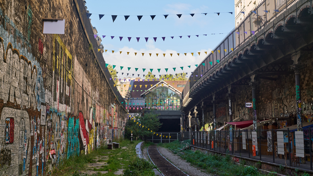 A street view of La Petite Ceinture.